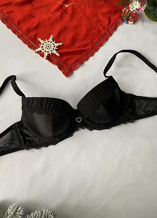 Чорний бюст