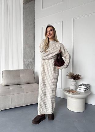 Вязаное платье в длине миди прямого оверсайз силуэта с узором косы