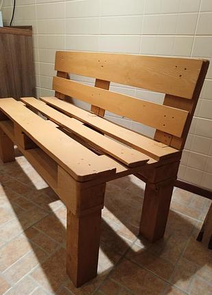 Крашеная скамейка из поддонов