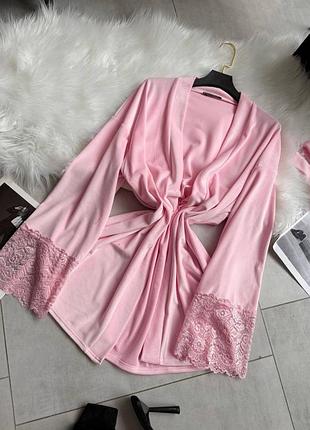 Розовый велюровый халатик с кружевом