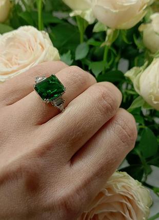Каблочка с зеленым цирконом