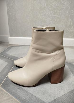 Классические ботильоны в молочном цвете