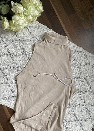 Боді від зара zara з горловиною в рубчик бежевого кольору без рукавів