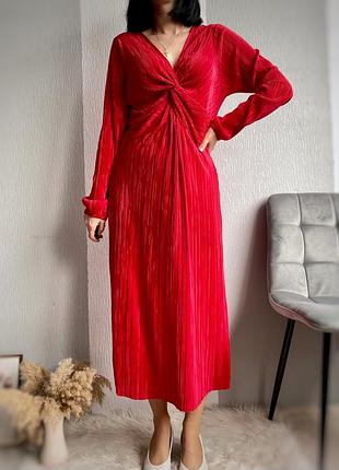 Червона плісерована сукня міді
