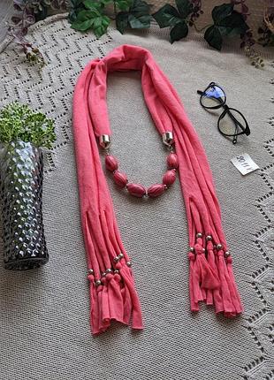 Красивый шарф с ожерельем