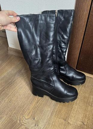 Жіночі високі  чорні чоботи на невеликому підборі 38 розмір
