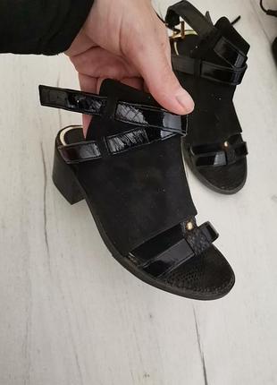 Классюи черные детские босоножки на каблуке