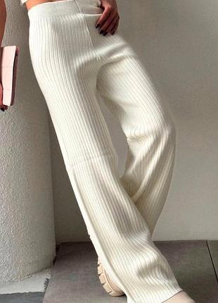 Жіночі затишні ребристі штани палаццо кольору вівсянки з широкими штанинами з розрізом, розпоркою