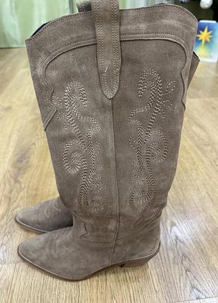 Стильні замшеві козаки