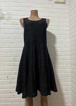 Гарна жіноча мереживна сукня кльош