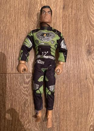 Кен в костюмі