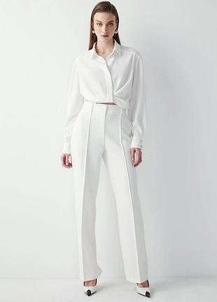Білі класичні брюки цупкі