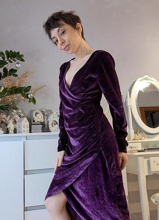 Вечірне новорічне плаття із фіолетового бархату.