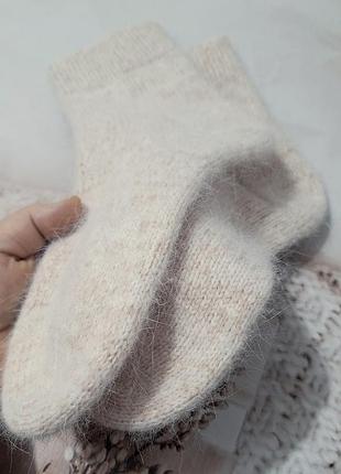 Вязаные женские теплые носки цвета беж, связанные с нежной, пушистой ангоры ( кролик )
хороший подарок на новогодние праздники.