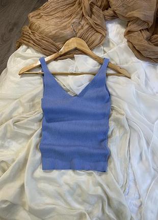 Блакитна трикотажна майка