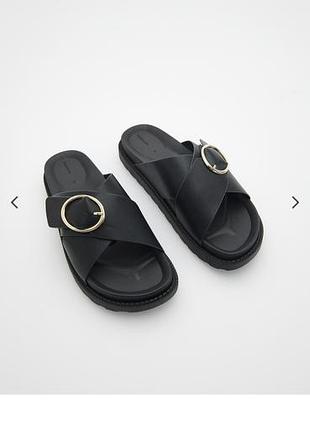 Шльопанці з ремінцем