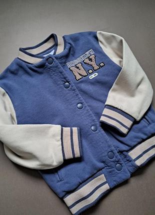 Синій бомбер з вишивкою з білими рукавами