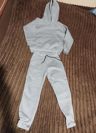 Спортивный костюм на флисе.
унисекс 
размер 128
новый 
дополнительные фото и размеры придам