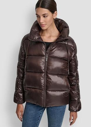 Пухова куртка з логотипом і коміром на шнурку dkny