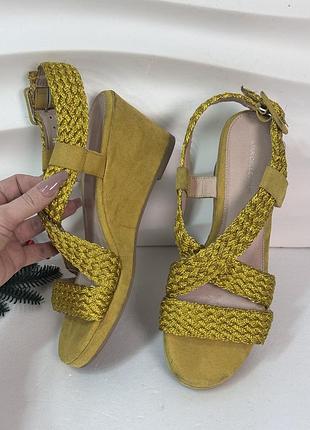 Красивые блестящие горчично-золотистые босоножки сандалии