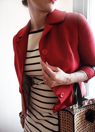 Укорочений червоний жакет