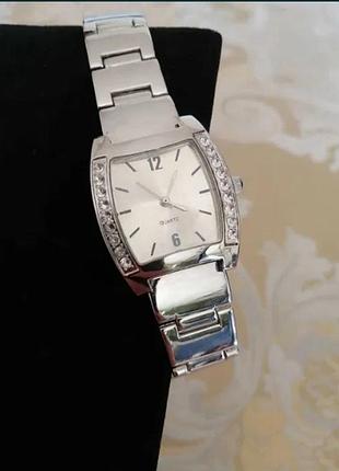 Стильные женские часы с камнями сварской от пив роше