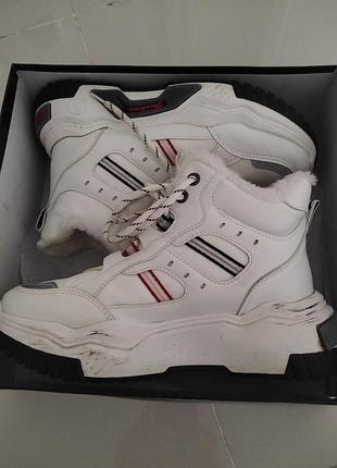 Кроссовки спортивные