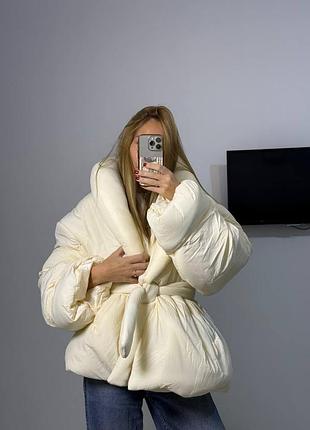 Дутый пуховик под пояс на запах