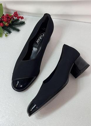 Идеальные элегантные туфли на толстом каблуке из эластичной ткани с лаковым носиком