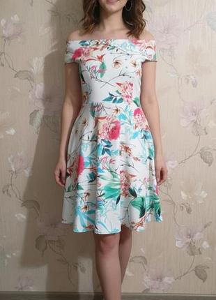 Платье с открытыми плечами