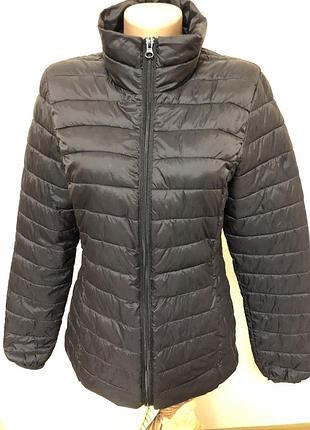 Ультра легка  жіноча курточка в чорному кольорі.