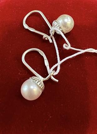 Срібні сережки з білою перлиною на французькій застібці.