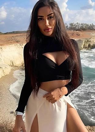 Топ чорний з декольте