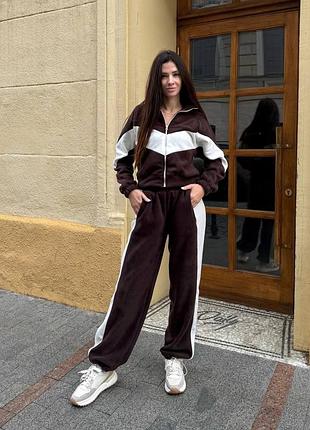 Спортивний жіночий костюм