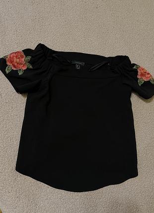 Блузка с нашивками розы на плечах блузка женская