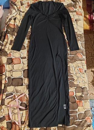 Красивое элегантное с красивым вырезом