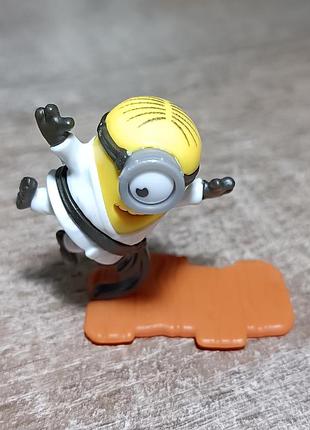 Киндер фигурка. миньон 2. 2020 год.