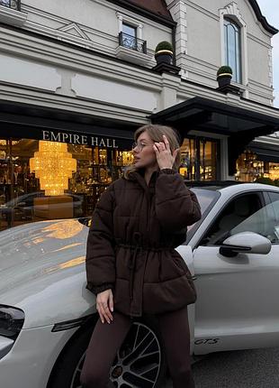 Шоколадний пуховик на кулісці з вовни