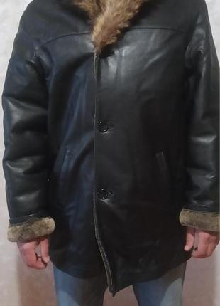 Мужская коженная куртка с натуральным мехом внутри (овчина) и меховым воротником.