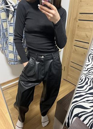 Чорні шкіряні штани zara