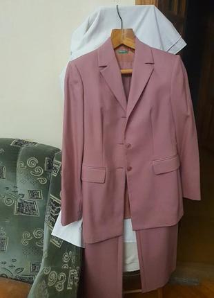 Костюм брючный женский шерстяной розово-сиреневый классическая модель,размер м, очень красивый, 42см плечи,80см длина,48см пог.брюки пот 39, прямые