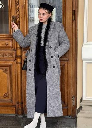 Теплое пальто на пуговицах прямого кроя