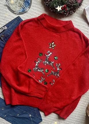 Яркая теплая кофта в новогоднем праздничном рождественском стиле с оленями из пайеток