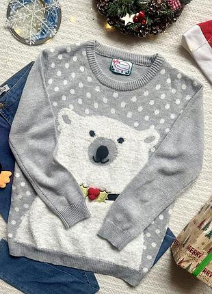 Яркая теплая кофта в новогоднем праздничном рождественском стиле с мишкой