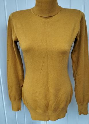 Тонкий свитер-гольф горчичного цвета