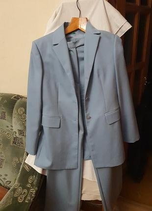 Костюм брючный женский шерстяной голубой расцветки не секонд пиджак слегка притален 80см длина,42см плечи,пог 47см.брюки прямые 107см,пот 39см,идеал