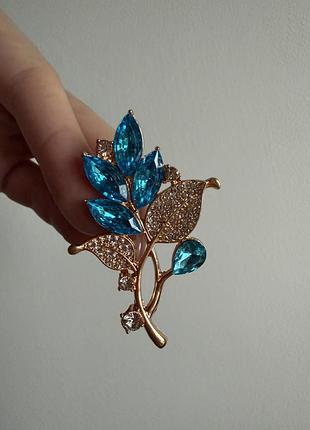 Металева брошка «блакитна гілочка» — елегантна брошка з кристалами