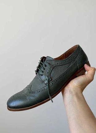 Чоловічі туфлі ручної роботи. шкіряні