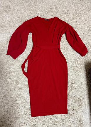 Яскрава червона сукня