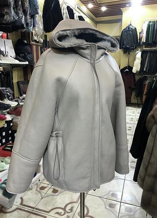 Коротка дублянка,сіра,капюшон.беж,стягується